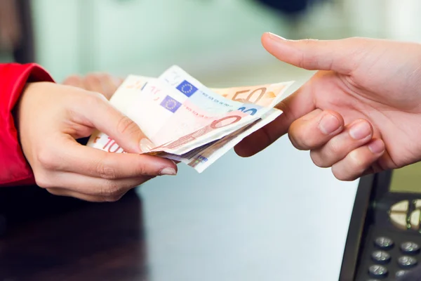 Cliente mulher pagando com dinheiro. Mãos detalhadas . — Fotografia de Stock