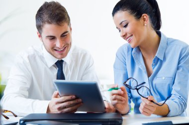 Dijital tablet ile ofiste çalışan iş adamları.