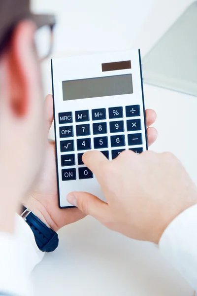 Junger schöner Mann arbeitet in seinem Büro. — Stockfoto