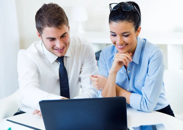 Uomini d'affari che lavorano in ufficio con laptop . — Foto Stock