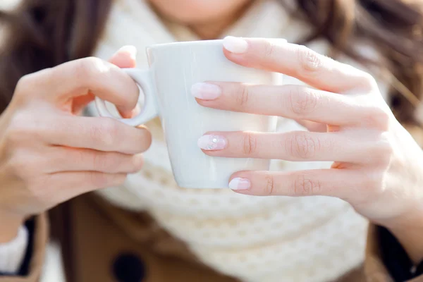 Ritratto di giovane bella donna che beve caffè all'aperto . — Foto Stock