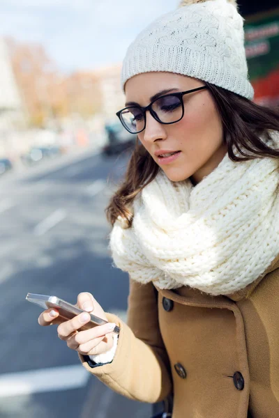 Junge schöne Frau mit ihrem Handy in einem Bus. — Stockfoto