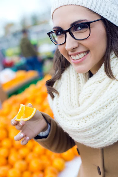 Joven hermosa mujer de compras de frutas en un mercado . —  Fotos de Stock