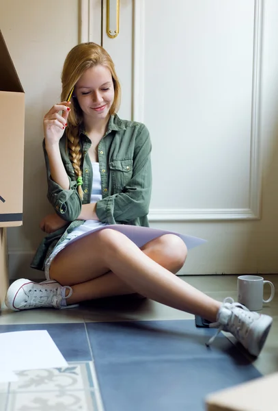 Young beautiful woman moving in new home. — Stock Photo, Image