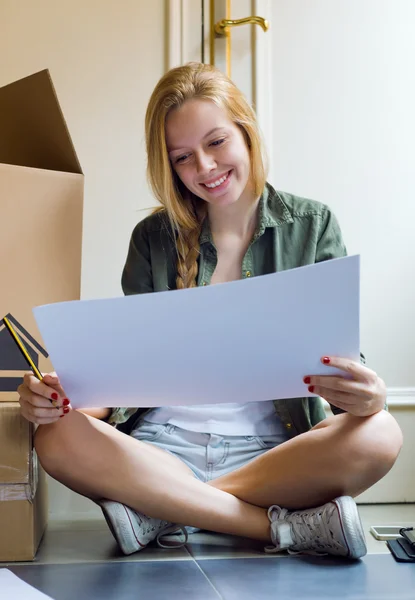 Young beautiful woman moving in new home. — Stock Photo, Image