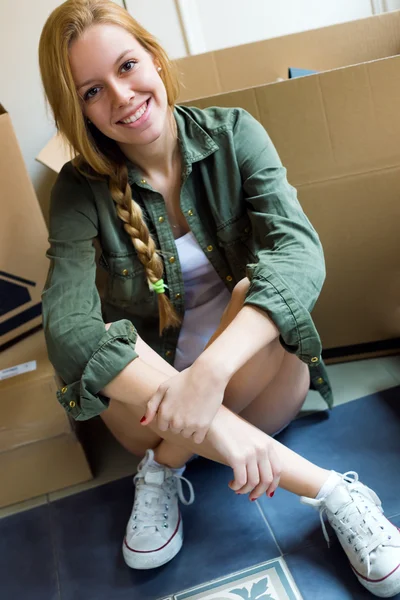 Jovem mulher bonita se movendo em uma nova casa . — Fotografia de Stock