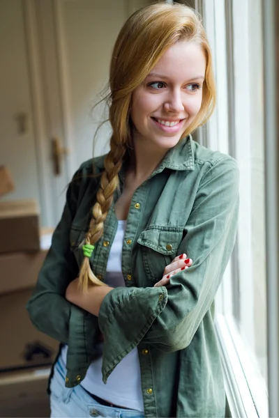 Jonge mooie vrouw verplaatsen in een nieuw huis. — Stockfoto