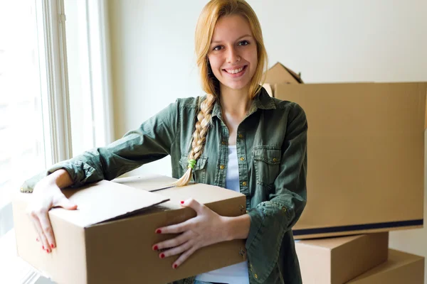 Ung vacker kvinna rör sig i ett nytt hem. — Stockfoto