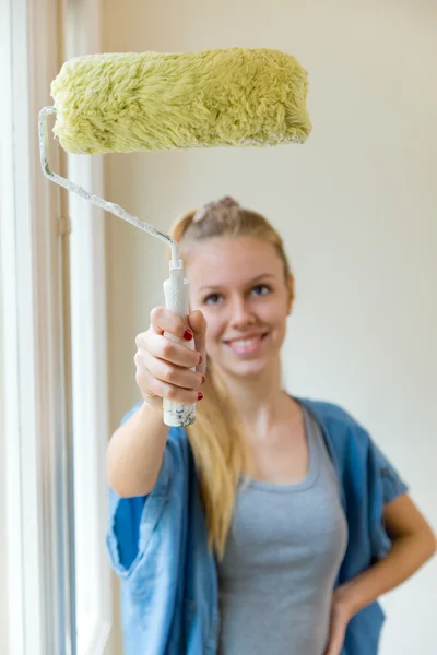 Jovem bela mulher pintura hew nova casa . — Fotografia de Stock