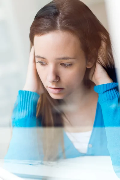 Deprimerad ung kvinna sitter hemma. — Stockfoto