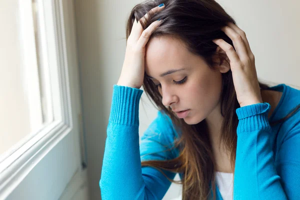 Depressieve jonge vrouw om thuis te zitten. — Stockfoto