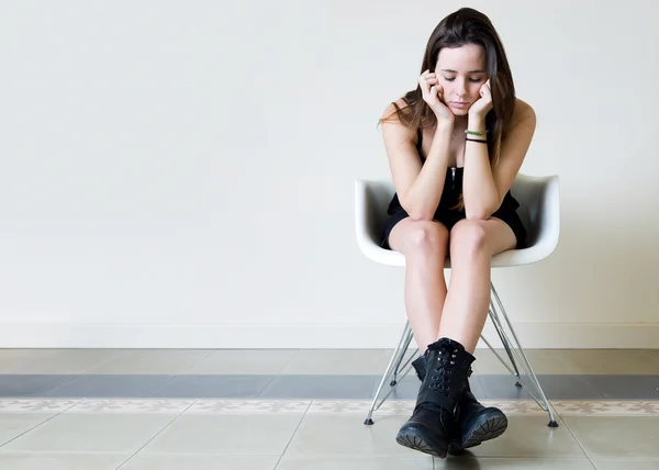Depresi mladá žena sedí doma. — Stock fotografie