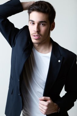 Zarif genç yakışıklı adam. Stüdyo moda portresi. 