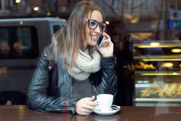 Cep telefonu kafede kullanan güzel kız. — Stok fotoğraf