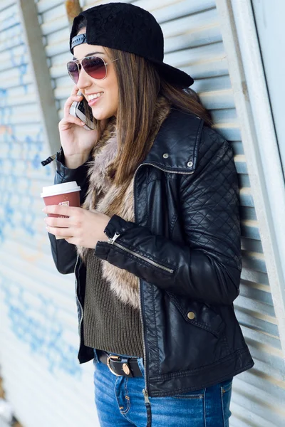 Giovane bella donna con telefono cellulare e caffè . — Foto Stock