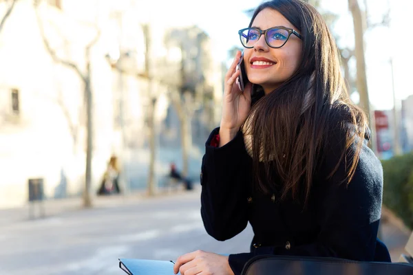 Jonge mooie vrouw met behulp van haar mobiele telefoon in de straat. — Stockfoto