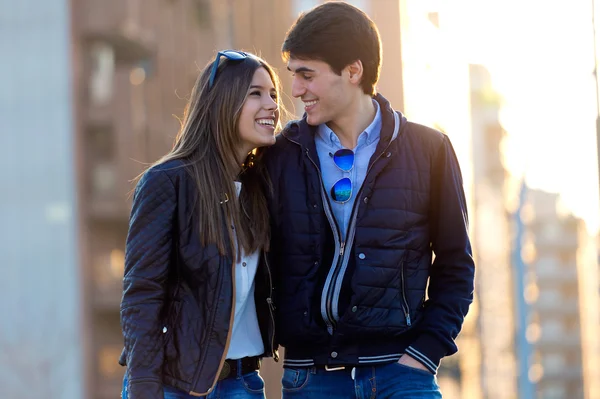Giovane coppia innamorata per strada. — Foto Stock