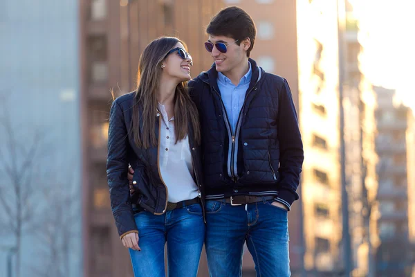 Pareja joven enamorada en la calle. —  Fotos de Stock