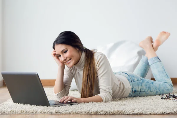 Mulher bonita trabalhando em seu laptop em casa. — Fotografia de Stock