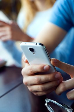 Grup arkadaşıyla kafede istimal hareket eden telefon.