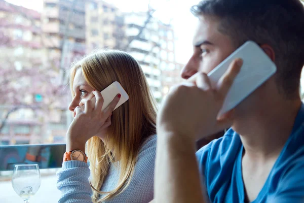 Gruppo di amici che utilizzano il telefono cellulare in caffè . — Foto Stock