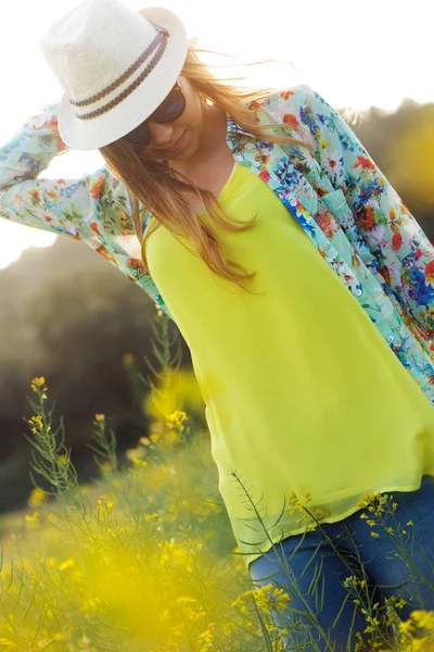 Hermosa joven disfrutando del verano en un campo . — Foto de Stock