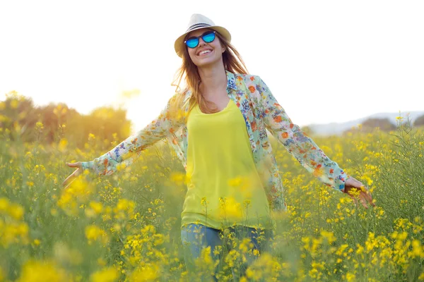 Красивая молодая женщина наслаждается летом в поле . — стоковое фото