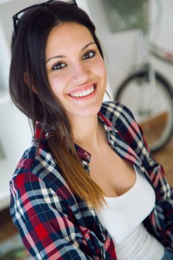 Güzel genç kadın evde kameraya arıyor.