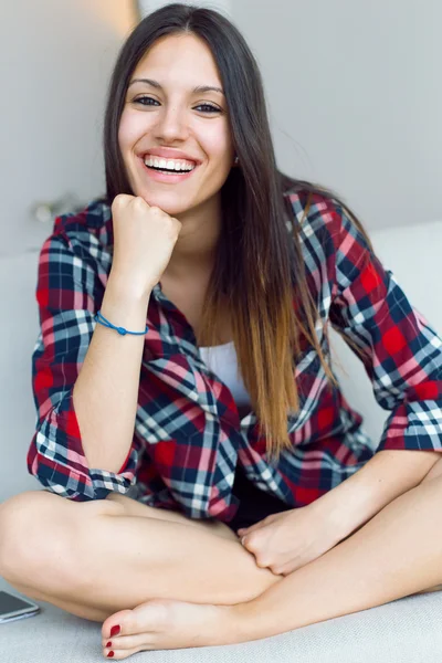 Hermosa mujer joven mirando a la cámara en casa . —  Fotos de Stock