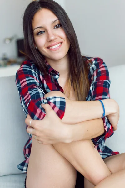 Hermosa mujer joven mirando a la cámara en casa . — Foto de Stock