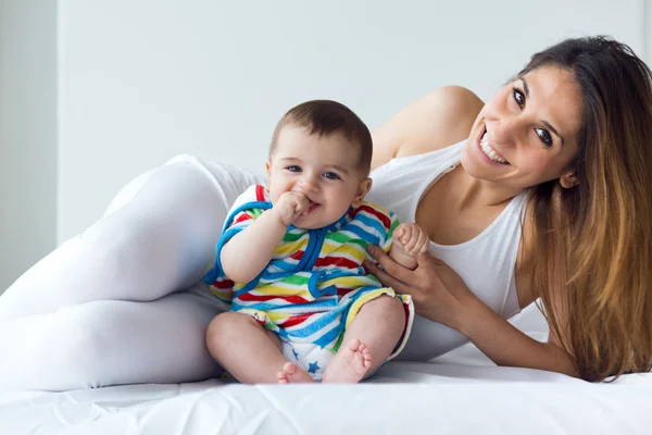 Mother and baby playing and smiling at home. — Stock Photo, Image