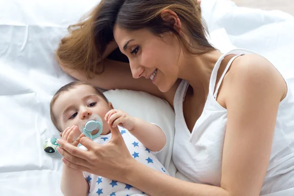 Mamma och baby spelar och leende hemma. — Stockfoto