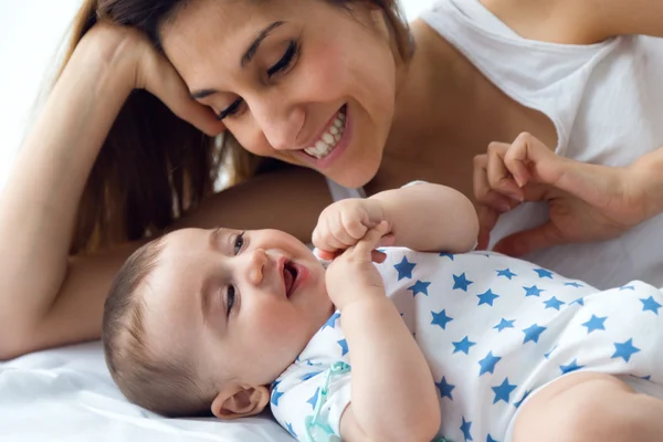 Madre y bebé jugando y sonriendo en casa . —  Fotos de Stock