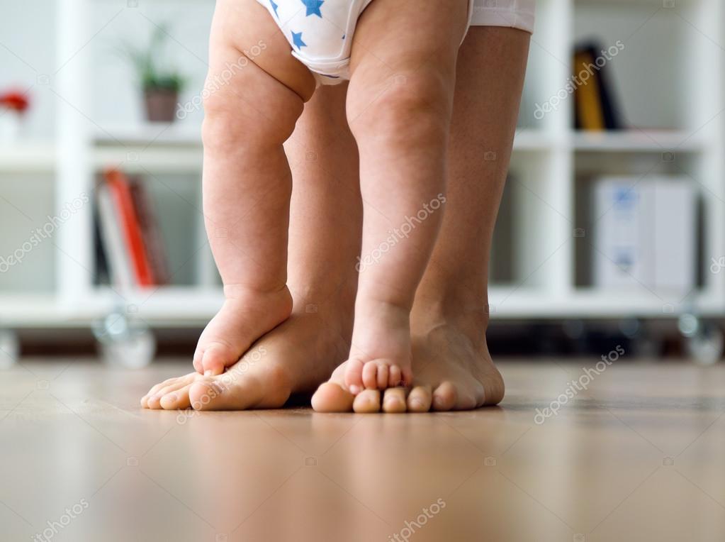 Des Jambes De Mere Et De Bebe Premiers Pas Image Libre De Droit Par Nenetus C