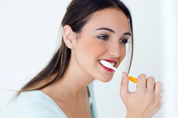 Pretty young woman brushing her teeth. — Stock Photo, Image