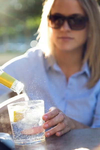 Hermosa joven bebiendo refresco en una terraza del restaurante . — Foto de Stock