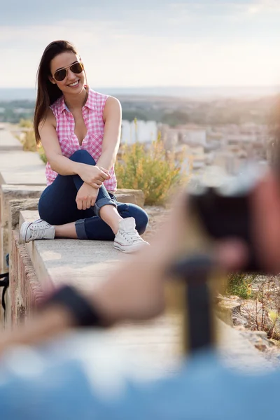 Young men taking photo of his girlfriend. — Stock Photo, Image