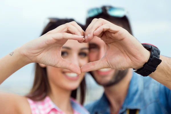 Jong koppel in liefde op straat — Stockfoto