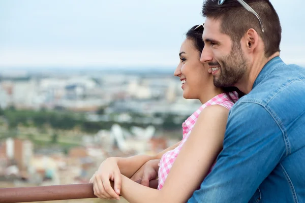 Junges Touristenpaar betrachtet die Aussicht in der Stadt. — Stockfoto