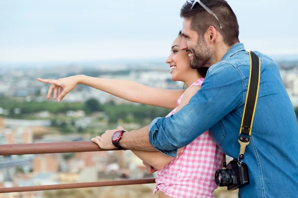 Jovem casal turístico olhando para as vistas da cidade . — Fotografia de Stock