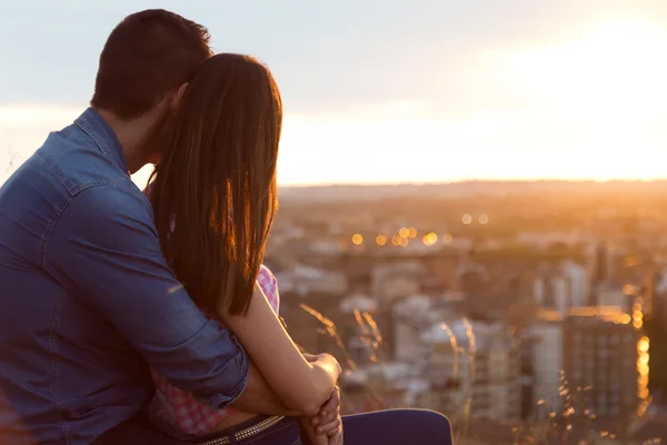 Pareja de turistas jóvenes mirando las vistas de la ciudad . —  Fotos de Stock