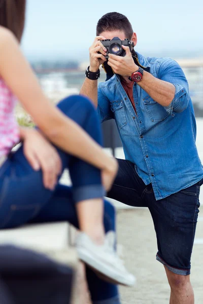 Jovens homens tirando fotos de sua namorada . — Fotografia de Stock