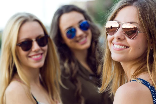 Beautiful young women in the street. — Stock Photo, Image