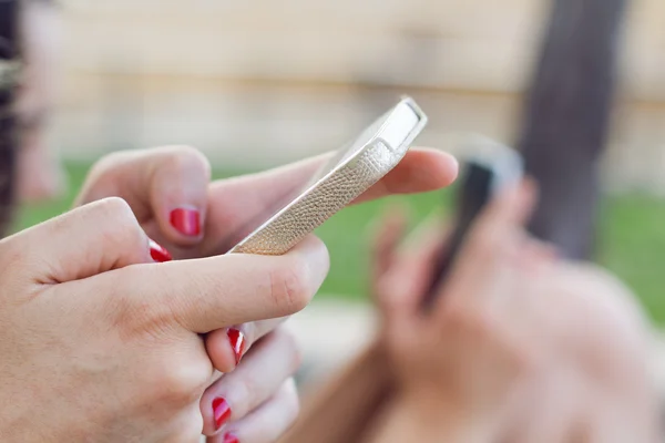 Vacker ung kvinna med hennes mobiltelefon på gatan. — Stockfoto