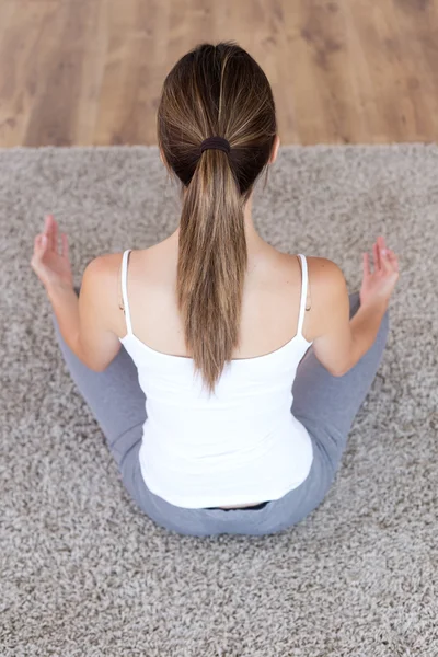 Красивая молодая женщина делает упражнения для йоги дома . — стоковое фото