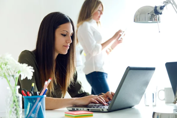 Deux femmes d'affaires travaillant dans son bureau . — Photo