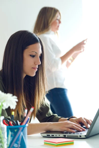 Deux femmes d'affaires travaillant dans son bureau . — Photo