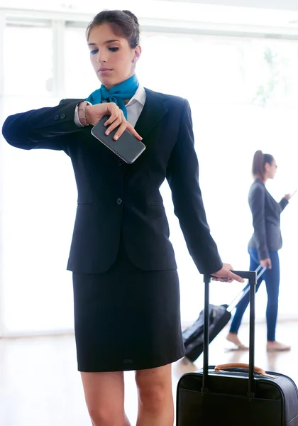 Beautiful hostess working in airport. — Stock Photo, Image