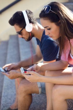 Cep telefonu kullaranarak ve str müzik iki arkadaş