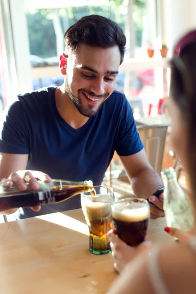 Jovem moderno com telefone celular no café . — Fotografia de Stock